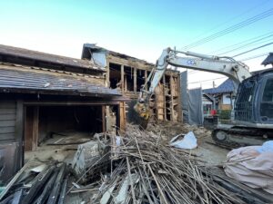 石川県羽咋市で木造家屋と土蔵の解体工事