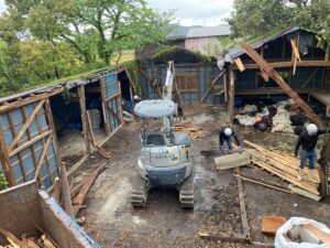 紀北町で木造倉庫の解体工事