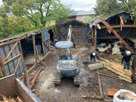 紀北町で木造倉庫の解体工事
