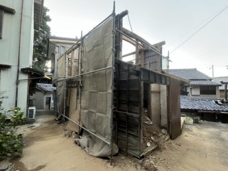 鳥羽の離島「答志島」で木造2階建て倉庫の解体工事