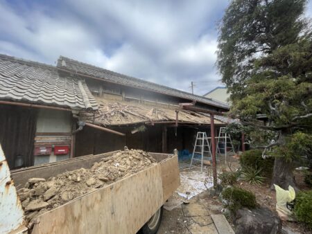松阪市で軒先撤去作業